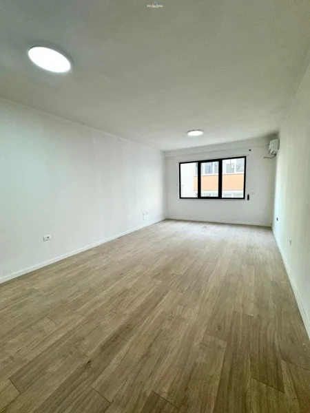 Tirane, jepet me qera zyre Kati 1, 77 m² 550 € (rruga qemal stafa)
