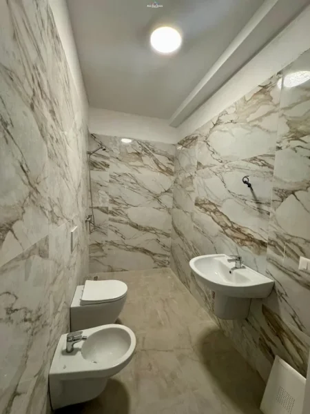 Tirane, jepet me qera zyre Kati 1, 77 m² 550 € (rruga qemal stafa)