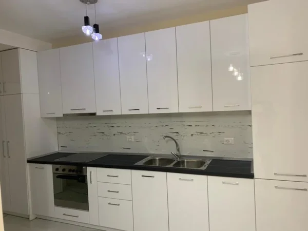 Tirane, jepet me qera apartament 1+1 Kati 3, 65 m² 500 € (Kongresi i Lushnjes)