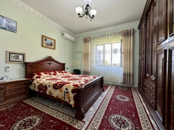 Tirane, jepet me qera Vile 3 Katshe Kati 1, 500 m² 2.000 € (Fushe Mezez)
