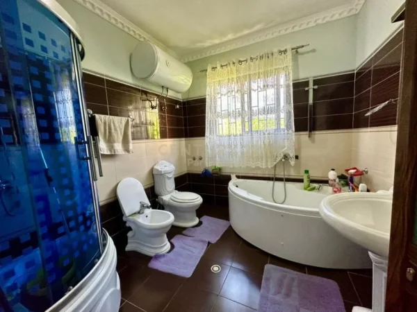 Tirane, jepet me qera Vile 3 Katshe Kati 1, 500 m² 2.000 € (Fushe Mezez)