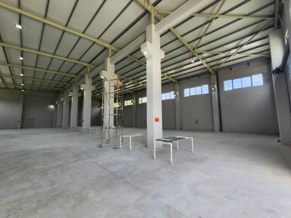 Tirane, jepet me qera magazine Kati 0, 1.200 m² 5.000 € (City Park)