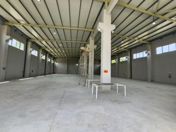 Tirane, jepet me qera magazine Kati 0, 1.200 m² 5.000 € (City Park)