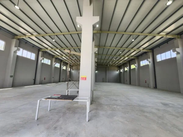 Tirane, jepet me qera magazine Kati 0, 1.200 m² 5.000 € (City Park)