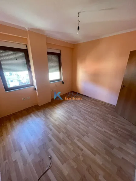 Tirane, jap me qera zyre Kati 4, 90 m² 470 € (Bulevardi Zogu I)