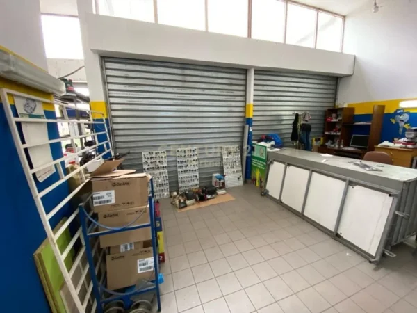 Tirane, shitet ambjent biznesi Kati 0, 73 m² 258.000 € (Komunes se Parisit)