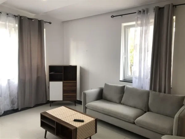Tirane, jepet me qera apartament 2+1+Ballkon Kati 2, 75 m² 500 € (ALI DEMI)