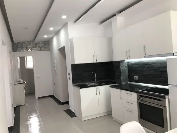 Tirane, jepet me qera apartament 2+1+Ballkon Kati 2, 75 m² 500 € (ALI DEMI)