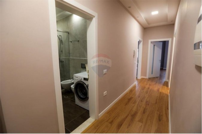 Tirane, jepet me qera apartament 2+1 Kati 7, 120 m² 1.200 € (Rruga Myrtezim Kellici - Qender)