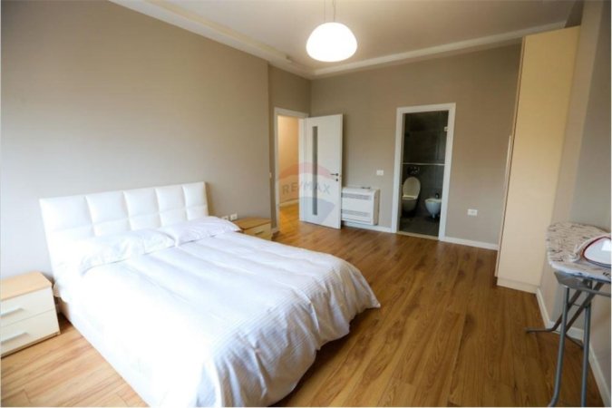 Tirane, jepet me qera apartament 2+1 Kati 7, 120 m² 1.200 € (Rruga Myrtezim Kellici - Qender)