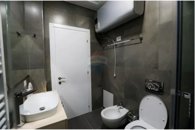 Tirane, jepet me qera apartament 2+1 Kati 4, 118 m² 1.000 € (Rruga Myrtezim Kellici - Qender)