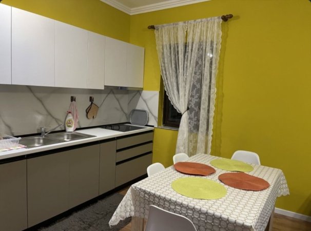 Tirane, jepet me qera apartament 2+1 Kati 1, 100 m² 600 € (Medrese)