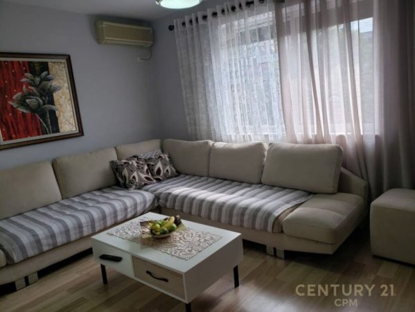 Tirane, jepet me qera apartament 2+1 Kati 3, 75 m² 400 € (Brryli)