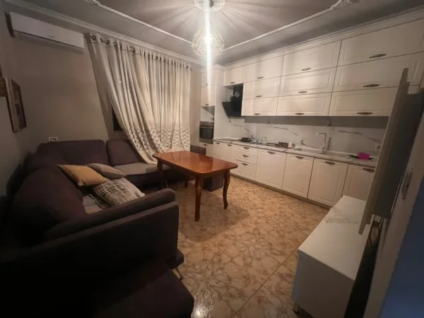 Tirane, jepet me qera Vile 2+1 Kati 1, 180 m² 450 € (Allias)