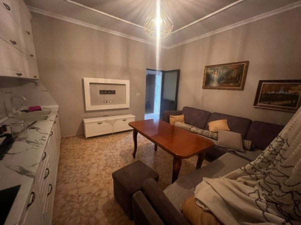 Tirane, jepet me qera Vile 2+1 Kati 1, 180 m² 450 € (Allias)