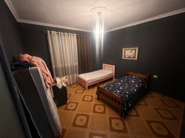 Tirane, jepet me qera Vile 2+1 Kati 1, 180 m² 450 € (Allias)