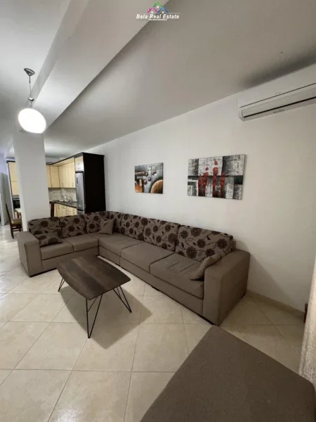 Tirane, jepet me qera apartament 1+1+Ballkon Kati 2, 75 m² 350 € (fresku)