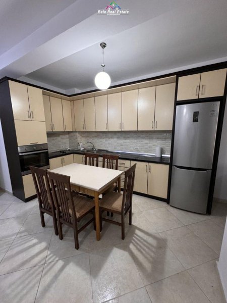 Tirane, jepet me qera apartament 1+1+Ballkon Kati 2, 75 m² 350 € (fresku)