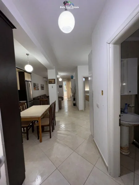 Tirane, jepet me qera apartament 1+1+Ballkon Kati 2, 75 m² 350 € (fresku)