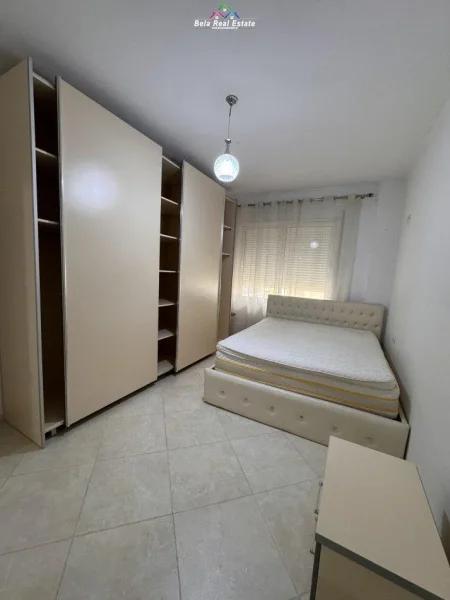 Tirane, jepet me qera apartament 1+1+Ballkon Kati 2, 75 m² 350 € (fresku)