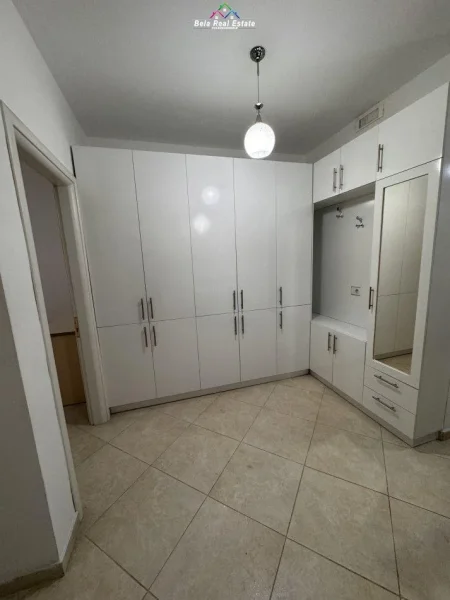 Tirane, jepet me qera apartament 1+1+Ballkon Kati 2, 75 m² 350 € (fresku)