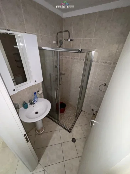 Tirane, jepet me qera apartament 1+1+Ballkon Kati 2, 75 m² 350 € (fresku)