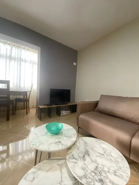 Tirane, jepet me qera apartament 1+1 Kati 4, 65 m² 400 € (Bulevardi Zhan Dark)