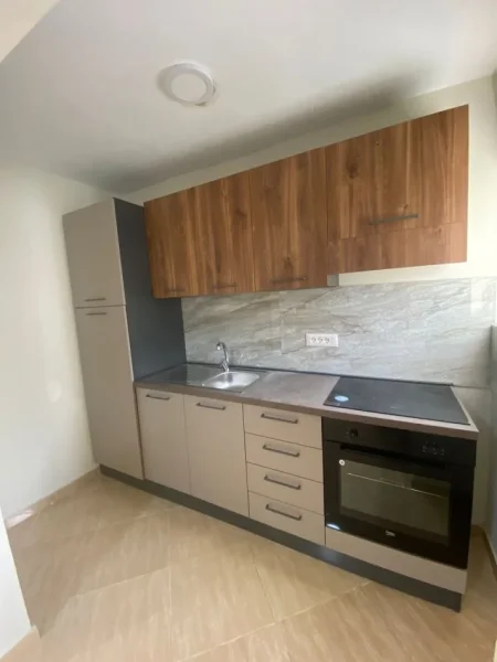 Tirane, jepet me qera apartament 1+1 Kati 4, 65 m² 400 € (Bulevardi Zhan Dark)