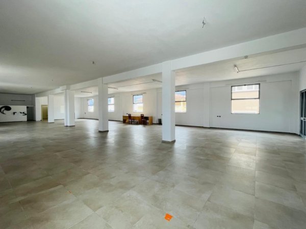 Tirane, jepet me qera ambjent biznesi Kati 1, 430 m² 1.300 € (Sauk)