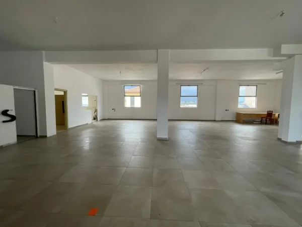 Tirane, jepet me qera ambjent biznesi Kati 1, 430 m² 1.300 € (Sauk)