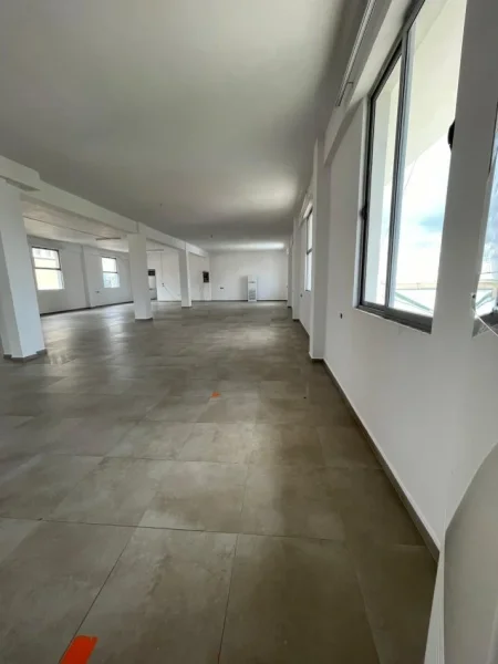Tirane, jepet me qera ambjent biznesi Kati 1, 430 m² 1.300 € (Sauk)