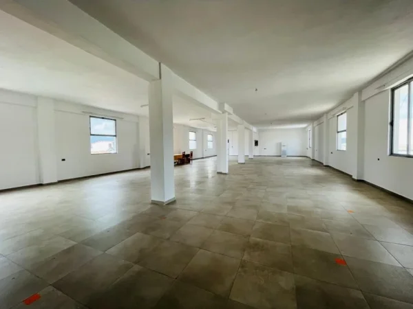 Tirane, jepet me qera ambjent biznesi Kati 1, 430 m² 1.300 € (Sauk)