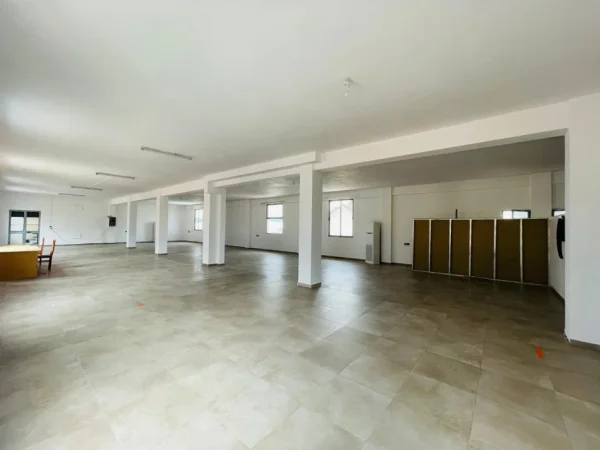 Tirane, jepet me qera ambjent biznesi Kati 1, 430 m² 1.300 € (Sauk)