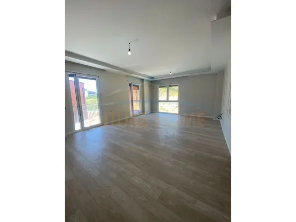 Tirane, shitet apartament 3+1 Kati 2, 155 m² 248.000 € (Rose Garden Residece)