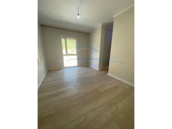 Tirane, shitet apartament 3+1 Kati 2, 155 m² 248.000 € (Rose Garden Residece)