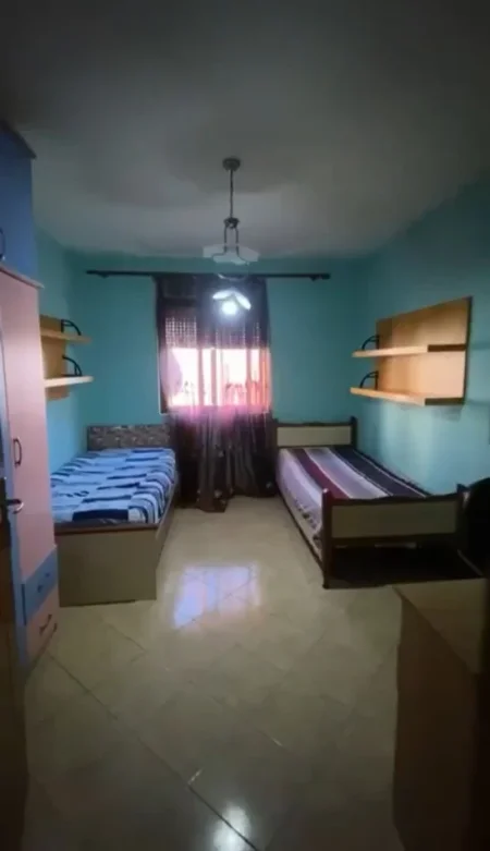 Tirane, jepet me qera apartament 2+1+Ballkon Kati 4, 85 m² 450 € (Bulevardi Zhan Dark)