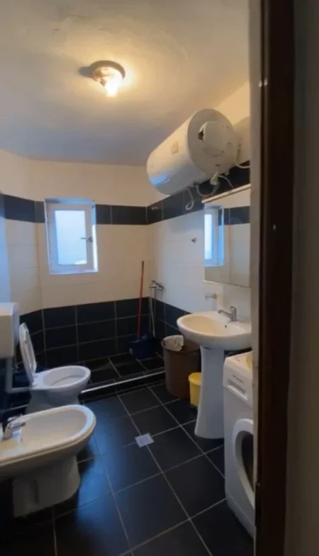 Tirane, jepet me qera apartament 2+1+Ballkon Kati 4, 85 m² 450 € (Bulevardi Zhan Dark)