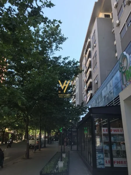 Tirane, jepet me qera ambjent biznesi Kati 1, 700 m² 7.000 € (VARRI BAMIT)