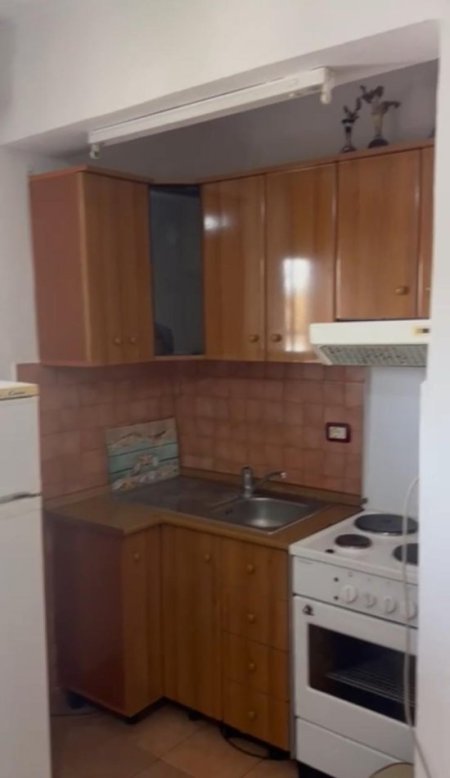 Tirane, jepet me qera apartament 1+1 Kati 3, 50 m² 400 € (Stacioni i trenit)