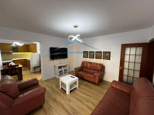 Tirane, jepet me qera apartament 2+1 Kati 3, 85 m² 700 € (ISH BLLOKU)