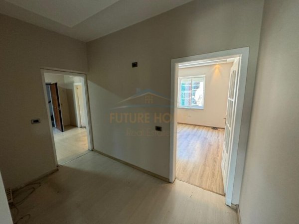 Tirane, jepet me qera apartament 2+1+Ballkon Kati 3, 130 m² 1.000 € (Libri Universitar)