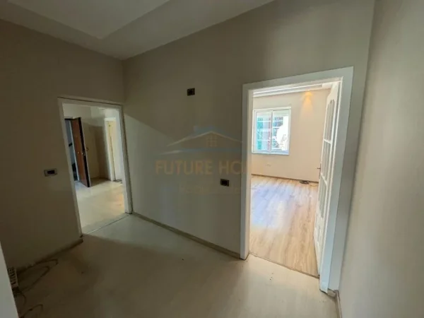 Tirane, jepet me qera apartament 2+1+Ballkon Kati 3, 130 m² 1.000 € (Libri Universitar)
