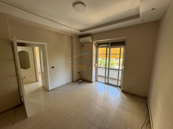 Tirane, jepet me qera apartament 2+1+Ballkon Kati 3, 130 m² 1.000 € (Libri Universitar)