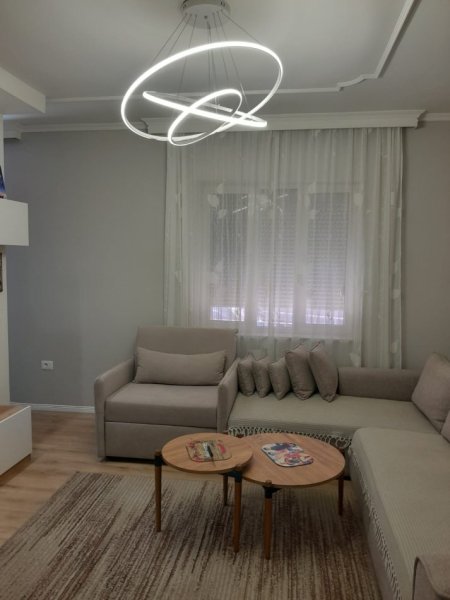 Tirane, jepet me qera apartament 2+1 Kati 1, 70 m² 460 € (medreseja)