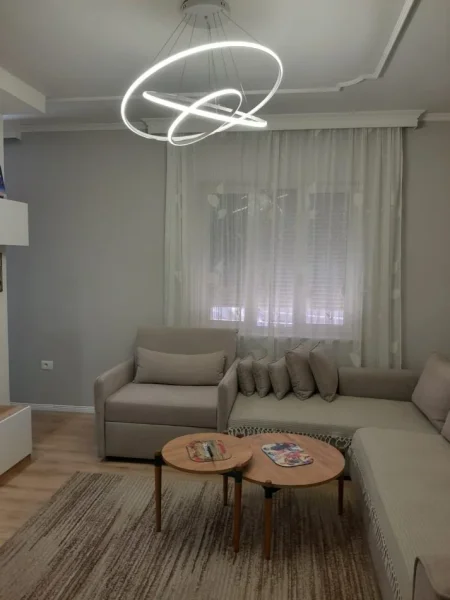 Tirane, jepet me qera apartament 2+1 Kati 1, 70 m² 460 € (medreseja)