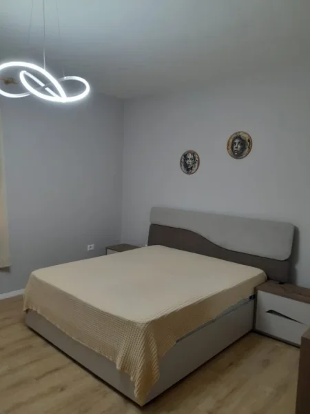 Tirane, jepet me qera apartament 2+1 Kati 1, 70 m² 460 € (medreseja)