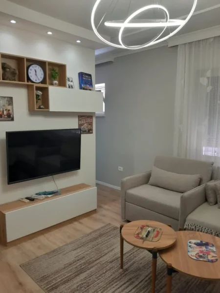Tirane, jepet me qera apartament 2+1 Kati 1, 70 m² 460 € (medreseja)