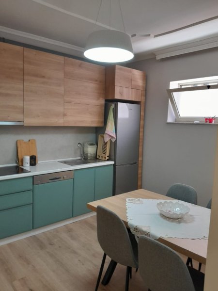 Tirane, jepet me qera apartament 2+1 Kati 1, 70 m² 460 € (medreseja)
