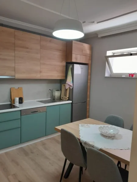Tirane, jepet me qera apartament 2+1 Kati 1, 70 m² 460 € (medreseja)