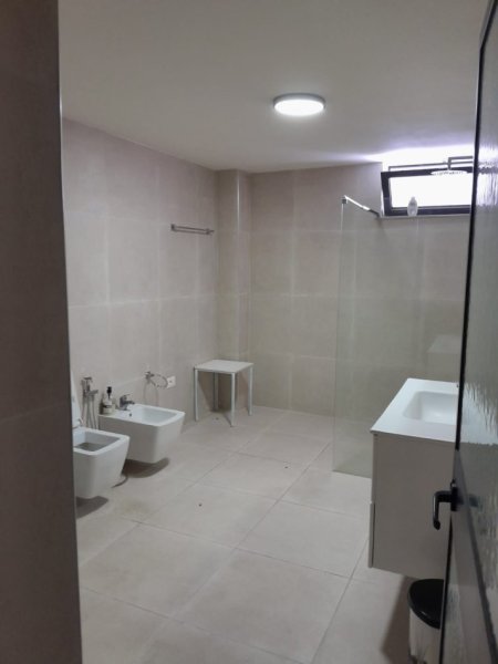 Tirane, jepet me qera apartament 2+1 Kati 1, 70 m² 460 € (medreseja)